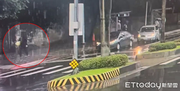 ▲中正一警方緊急調閱監視器追緝竊款男子。(圖/記者張君豪翻攝)