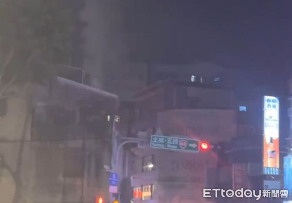 快訊／板橋燒烤店失火　「排油煙管燃燒」濃煙竄天