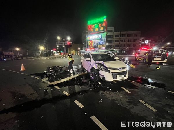 高雄晚間嚴重車禍！左轉車撞直行重機「殘骸碎滿地」　騎士搶救中