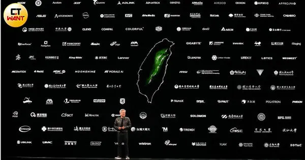 NVIDIA輝達創辦人黃仁勳出席2025Computex主題演講,背板上的右上方第二、三行,首度出現金融業者的名稱,包括國泰金控、中信金控、玉山銀行。(圖/黃耀徵攝)