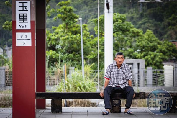 呂金鎧是花蓮人,當年父親打零工養家,呂金鎧後來成為麵包師傅,但如今也成為工地零工。