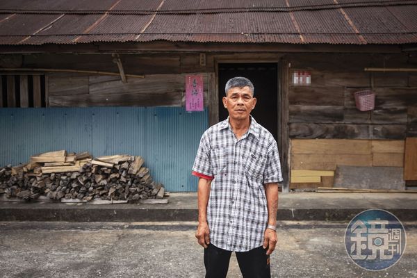 呂金鎧的老家是日治時代所建,廚房至今無瓦斯,得劈柴燒火。