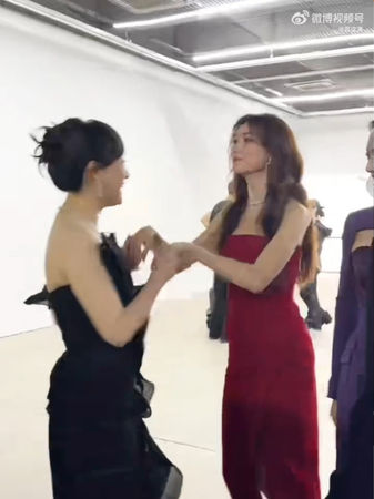 ▲林志玲向孫儷行禮。(圖/翻攝自微博)