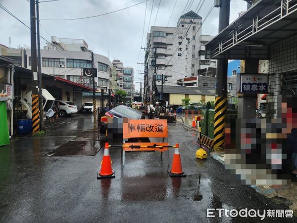 ▲▼今天(2日)中午左右,高雄市岡山區竹圍中街傳出一起汽車誤闖施工區域,導致車輛右側車身陷入約1.5公尺深的管溝中。(圖/記者吳世龍翻攝)