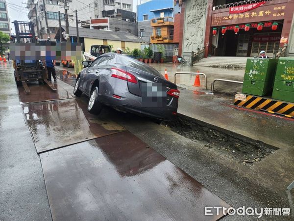 ▲▼今天(2日)中午左右,高雄市岡山區竹圍中街傳出一起汽車誤闖施工區域,導致車輛右側車身陷入約1.5公尺深的管溝中。(圖/記者吳世龍翻攝)