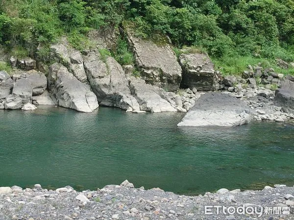 ▲▼新店南勢溪驚傳男子失足落水 。(圖/記者陳以昇翻攝)