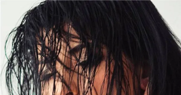 很多人洗完澡後習慣用毛巾用力擦拭頭髮。(示意圖/Pixabay)