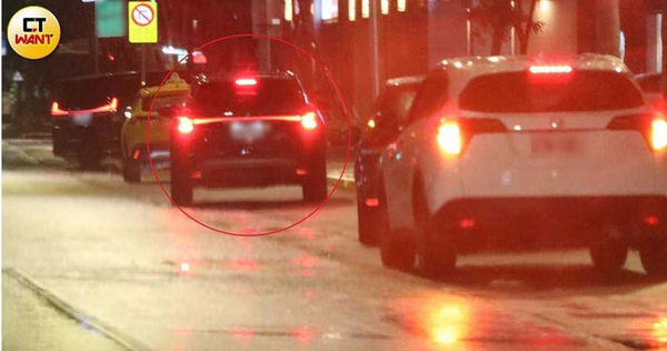 前輩送暖1/爆閃兵後登台演出…陳大天深夜「開車跟曾國城進豪宅」