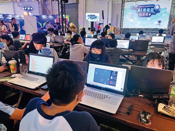 與葉丙成相關的協會去年曾舉辦相同賽事,只有4個地方教育局參加,今年卻成為教育部主辦的全國性活動。(翻攝教育部官網)