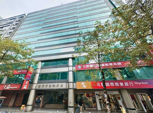 葉丙成曾成立3家公司擔任負責人,登記地址都在北市羅斯福路同棟大樓。(翻攝Google Maps)