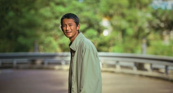 在港片《但願人長久》中,吳慷仁化老妝、延續《富都青年》的瘦弱體格,把一個落寞老人演得入戲三分。