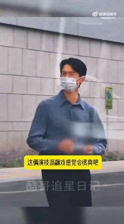 過往政治色彩鮮明,吳慷仁選擇西進大陸拍戲,引起許多人不諒解。(翻攝自酷哥追星日記微博)