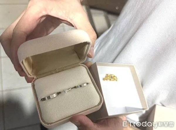 ▲警方摸黑迅速尋獲交還失主。(圖/大園警分局提供)