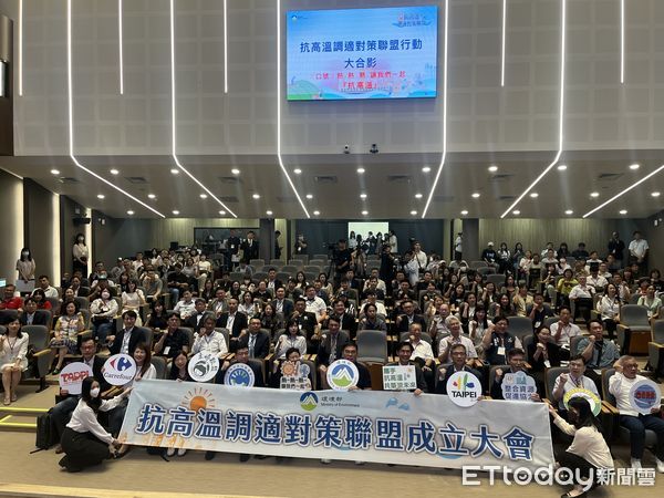 ▲▼環境部長彭啓明今(3日)宣布「抗高溫調適對策聯盟」成立,並提出相關行動策略,包括建立高溫應變啟動機制、試辦抗高溫調適對測驗練,並建置高溫防護地圖。(圖/記者許敏溶攝)