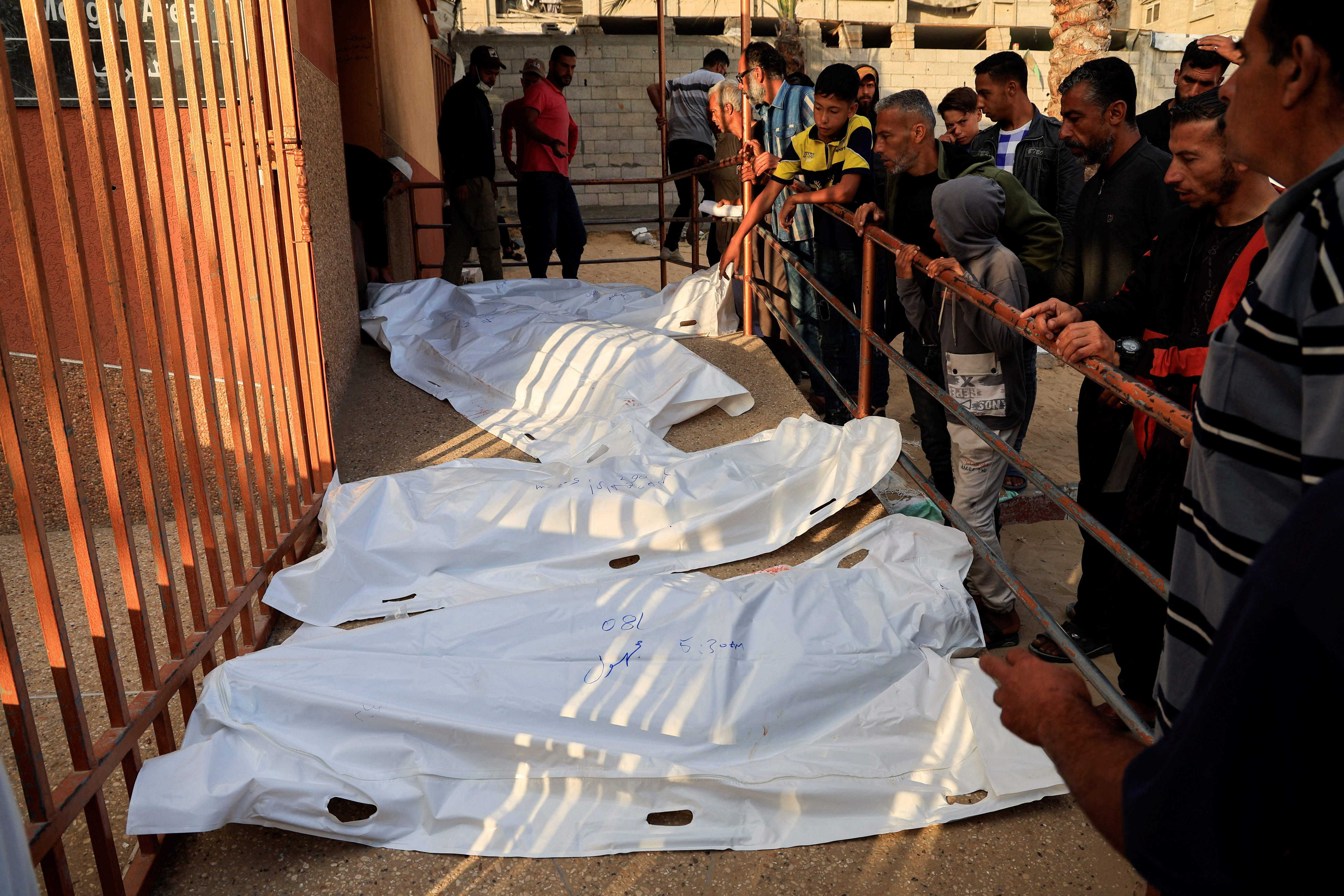 ▲▼ 以軍向加薩南部拉法一處物資站開火,造成27人死亡。(圖/路透)