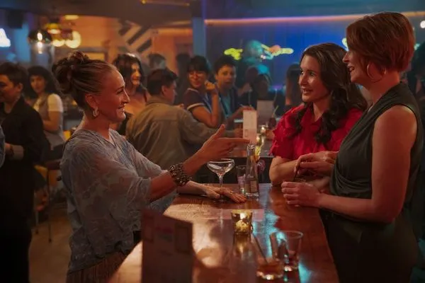 莎拉潔西卡派克(左起)、克莉絲汀戴維斯、辛西亞尼克森,在《慾望城市:華麗下半場》看起來好像都很懂喝酒,其實她們喝的都是摻很多水的果汁。(Max提供)