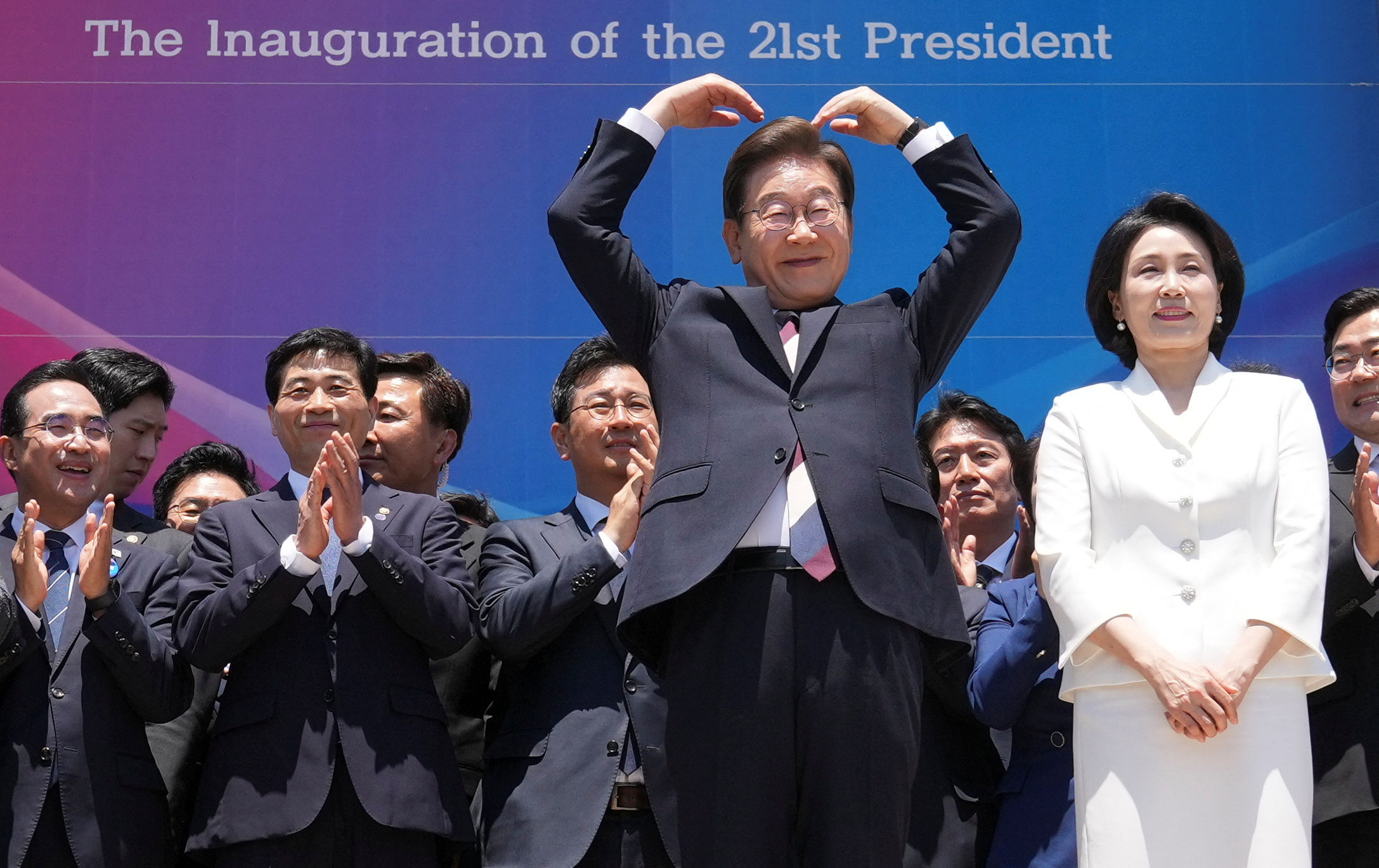 ▲▼ 李在明與妻子金惠京於總統就職典禮。(圖/路透)