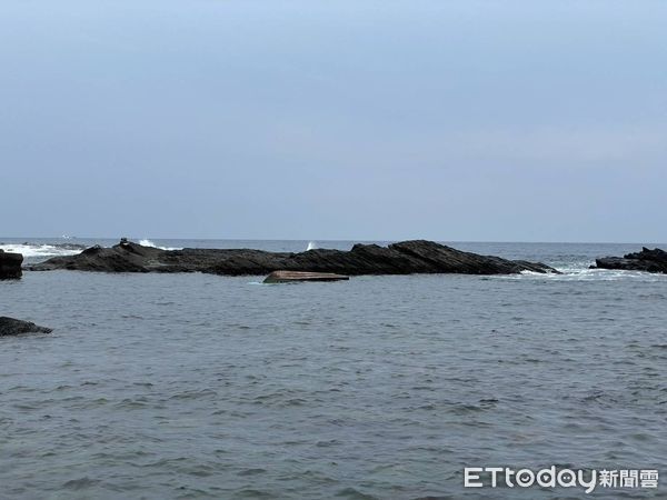 ▲新北龍洞外海漁船翻覆 消防、海巡全力搜救1船長。(圖/記者郭世賢翻攝)