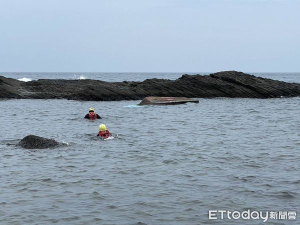 ▲新北龍洞外海漁船翻覆 消防、海巡全力搜救1船長。(圖/記者郭世賢翻攝)