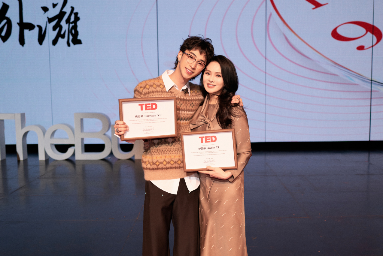 ▲▼伊能靜兒穿肚兜上街。(圖/翻攝自微博)