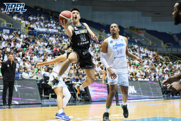 ▲海神胡瓏貿、威勝,夢想家高柏鎧、蔣淯安、林俊吉。(圖/TPBL提供)