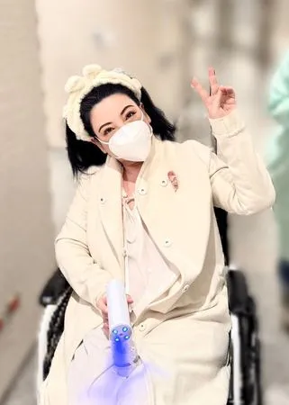 ▲▼蔡琴醫院探視陳文茜。(圖/翻攝自臉書)