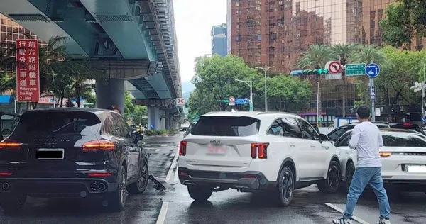 白色多元計程車「硬切」狂撞雙保時。( 圖/翻攝畫面)