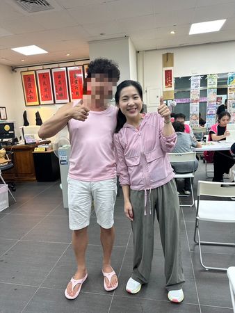 ▲徐巧芯秀出與支持者合照,證明當時正在參加報稅活動。(圖/徐巧芯提供)