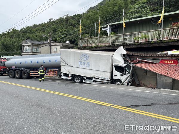 ▲▼宜蘭槽罐車撞貨車後撞民宅,釀1受困另3人傷。(圖/記者游芳男翻攝,下同)