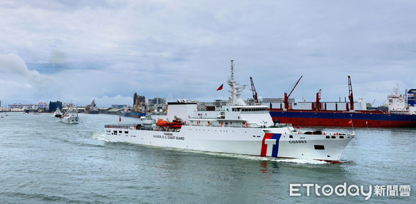 ▲從高雄港旅運中心3樓觀景平台拍攝到「海安12號演習」預演畫面。(圖/記者許宥孺翻攝)