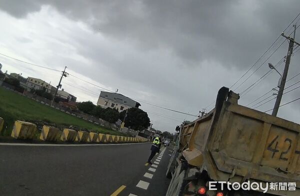 ▲里港警分局自9日起啟動「大型貨車取締大執法」專案。(圖/記者陳崑福翻攝)