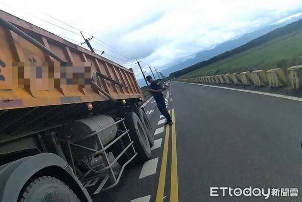 ▲里港警分局自9日起啟動「大型貨車取締大執法」專案。(圖/記者陳崑福翻攝)