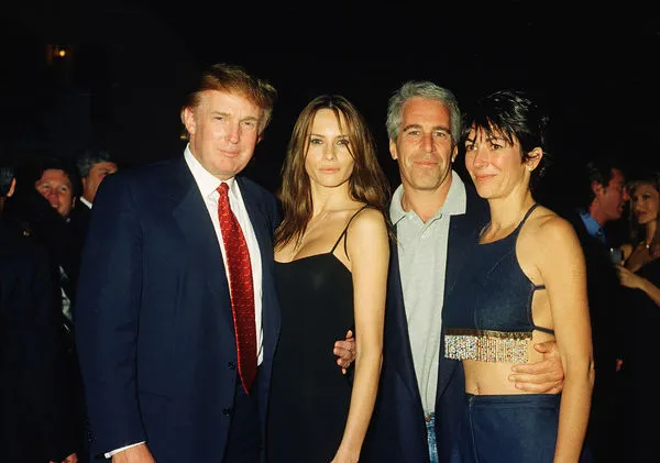 ▲▼2000年川普、梅蘭妮亞、淫魔富商艾普斯坦(Jeffrey Epstein)與其前女友、名媛麥絲威爾(Ghislaine Maxwell)。(圖/VCG)