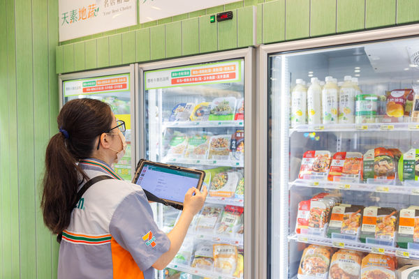 ▲▼7-ELEVEN積極徵才,也鼓勵兼職人員轉任正職,提供完善制度及獎勵金回饋。(圖/業者提供)