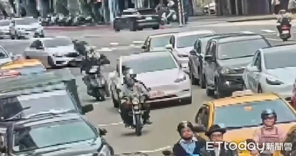 ▲▼丁姓男子酒後開著賓士跑旅車,剛起步就撞上機車騎士。(圖/記者邱中岳翻攝)