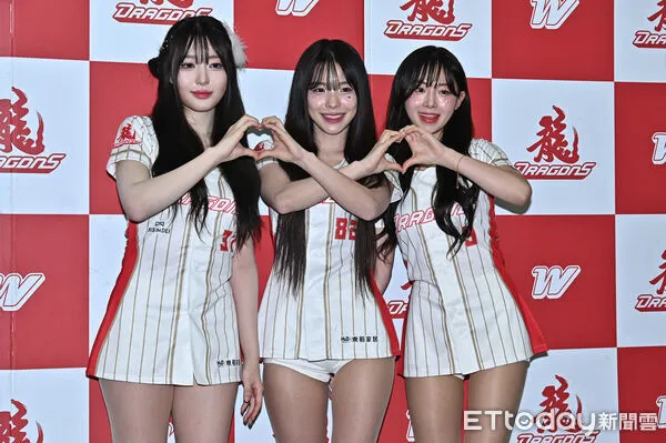 ▲▼李多慧(中)攜手味全龍新韓籍啦啦隊成員權喜原(左)與金娜妍(右)一同受訪。(圖/記者李毓康攝)