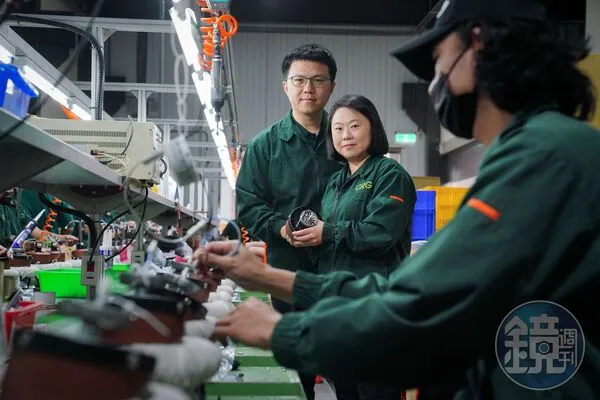 昶瑞機電董事長蔡翔如(右)與總經理楊偉成(左)在十多年前以無人問津的DC(直流電)吊扇創業,掌握馬達及電控技術,在成為世界DC吊扇龍頭後,成功跨足可載重數百公斤的無人機動力模組製造。