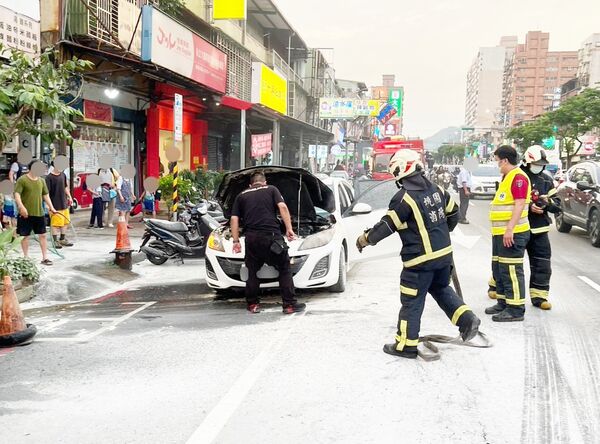 ▲一名19歲女子昨天傍晚開車行經桃園市龜山區萬壽路一段,引擎突然冒煙竄出大火,消防人員據報到場協助。(圖/熱心民眾提供)