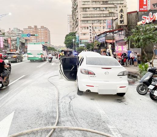 ▲一名19歲女子昨天傍晚開車行經桃園市龜山區萬壽路一段,引擎突然冒煙竄出大火,消防人員到場處理。(圖/熱心民眾提供)