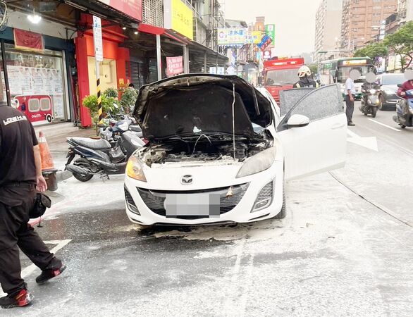 ▲桃園市龜山區萬壽路一段昨天傍晚發生火燒車事故,消防人員迅速撲滅火勢。(圖/熱心民眾提供)