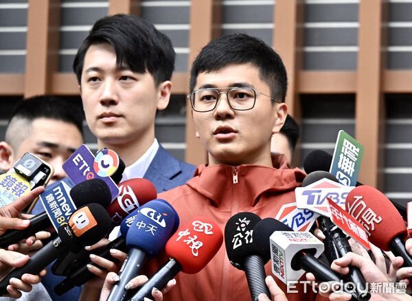 ▲▼ 罷免吳沛憶案領銜人李孝亮前往台北市選委會送件,現場宣布連署件數未達法定門檻不成案。(圖/記者李毓康攝)