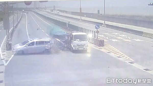 ▲陳男酒駕行經台61線林口段,直接撞上等紅燈的2輛車,造成6人受傷。(圖/記者陸運陞翻攝)