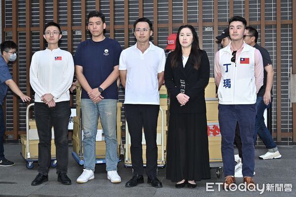 ▲ 發起罷免民進黨立委吳思瑤的民間團體「地動刪瑤」召集人賴苡任與備補領銜人詹嘉文、台北市議員林杏兒、台北市議員侯漢廷等人在台北市選委會前宣布送件失敗。(圖/記者李毓康攝)
