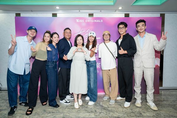 ▲張軒睿(左起)、莫允雯、程予希、李程彬出席《有愛我們床上談》殺青酒。(圖/TVBS提供)