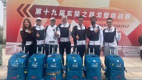 ▲路永佳(左)跟同學們挑戰戈壁成功。(圖/路永佳提供)