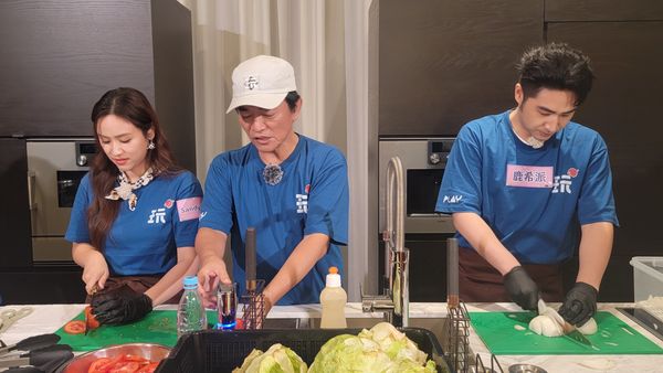 ▲《玩很大》環島餐車開跑,吳宗憲(中)、Sandy、鹿希派合體做漢堡。(圖/好看娛樂)