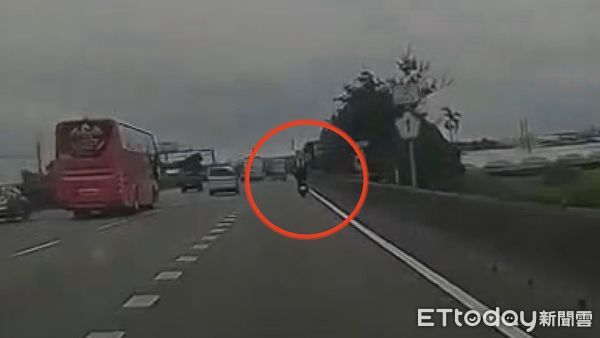 ▲▼ 國道1員林段6月5日發生機車騎士誤闖事件 。(圖/八卦村行車紀錄器影片上傳中心)