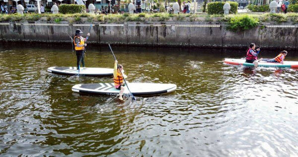 高雄市水中運動協會昨日在愛河舉辦免費的「獨木舟SUP水域體驗營」。(圖/翻攝自高雄市水中運動協會臉書)