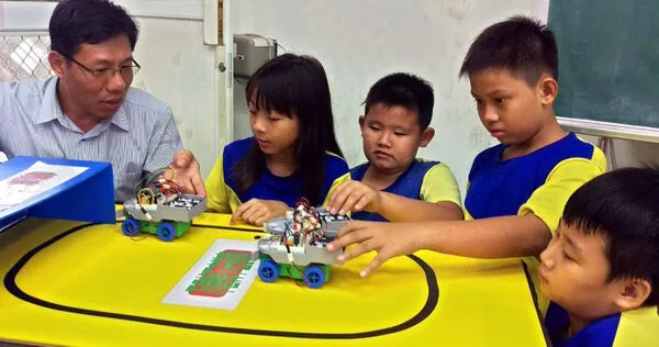 教育現場日漸混亂,再加上薪資明顯比科技業低,讓許多擁有理工專才的教師選擇到業界發展,未來自然科老師恐會缺很大。(示意圖/報系資料照)