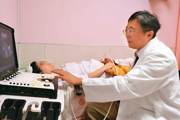 亞大名醫陳泰昌(右)性騷病患,成了官方認證的狼醫。圖中病患非當事人。(亞大附醫提供)